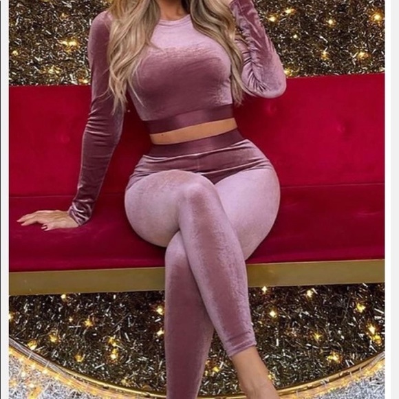 $2️⃣0️⃣2 piece velour set(top & bottom) - Picture 1 of 3